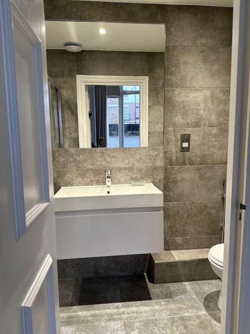 Apartamento Stunning 2 Bed/2Bath Flat In Heart Of Kensington Londres Exterior foto